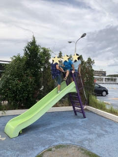 入口付近の滑り台